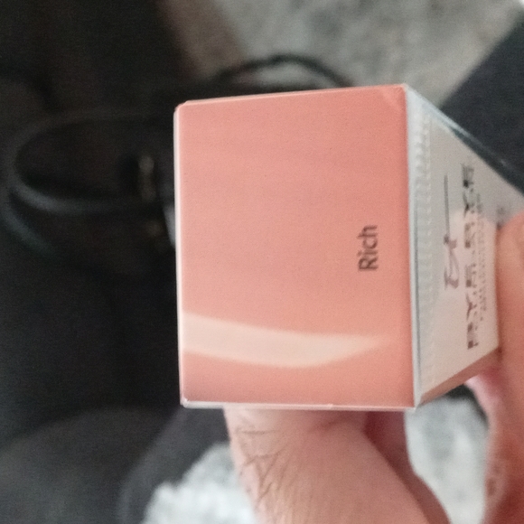 Full coverage foundation - Picture 2 of 2